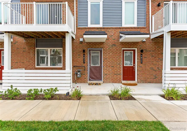 Listing Photo 3 - Condo for sale in building located at 4837 Lismore Ln, Troy, MI 48085