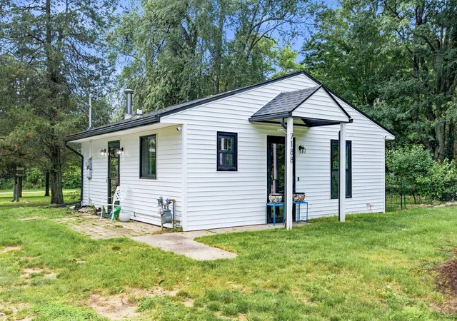 Photo 2 of Single family home for sale at 7188 E Beach Dr, South Haven, MI 49090 | MLS# 69026041877 | Listing updated on 2026-10-05