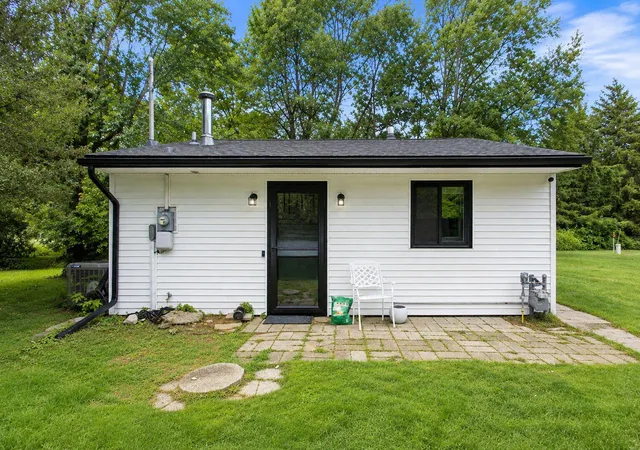 Photo 3 of Single family home for sale at 7188 E Beach Dr, South Haven, MI 49090 | MLS# 69026041877 | Listing updated on 2026-10-05