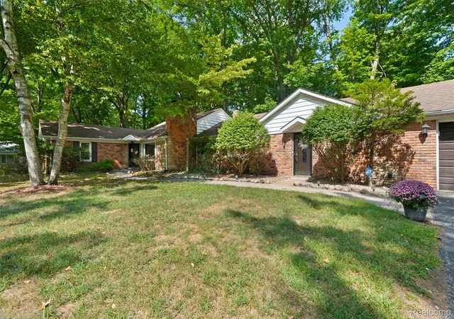 Photo 2 of Single family home for sale at 23640 Oak Glen Dr, Southfield, MI 48033 | MLS# 20261063438 | Listing updated on 2026-09-05