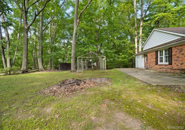 Photo 3 of Single family home for sale at 23640 Oak Glen Dr, Southfield, MI 48033 | MLS# 20261063438 | Listing updated on 2026-09-05