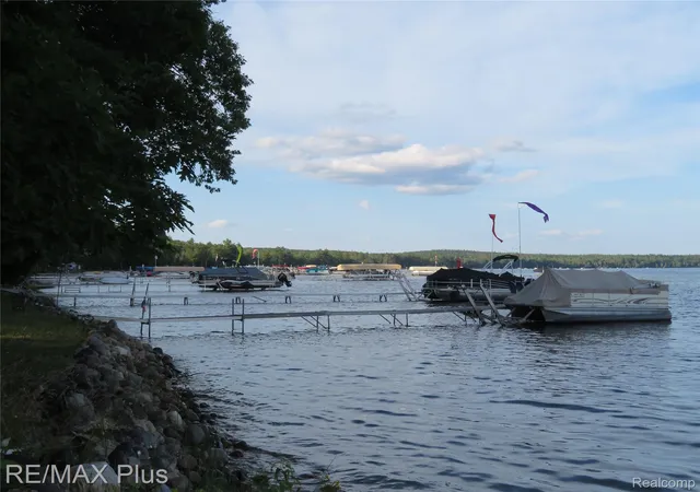 4th image of 10369 W Higgins Lake Dr, Roscommon, MI 48653 | MLS# 20261063446
