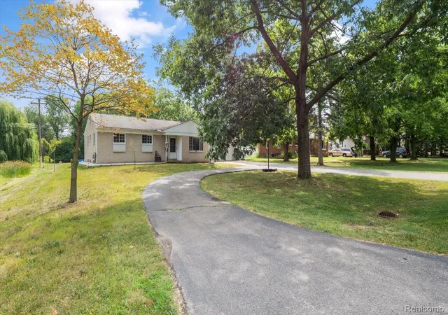 Photo 1 of Single family home for sale at 5660 Wright Dr, Troy, MI 48098 | MLS# 20261063448 | Listing updated on 2026-09-09