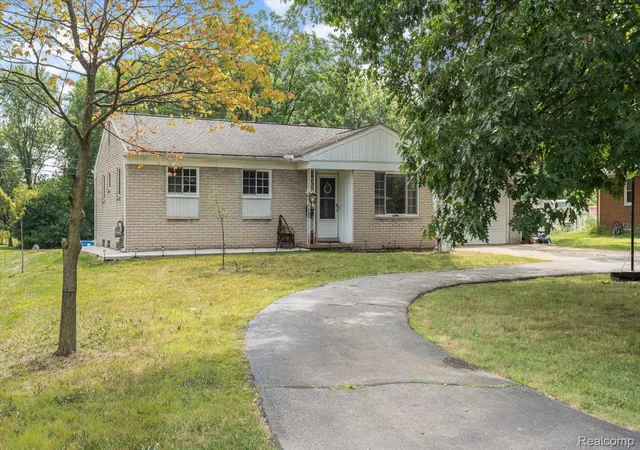 Photo 2 of Single family home for sale at 5660 Wright Dr, Troy, MI 48098 | MLS# 20261063448 | Listing updated on 2026-09-09