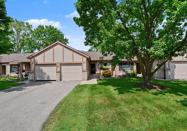 Listing Photo 2 - Condo for sale in building located at 3124 Maple Villa Dr SE, Grand Rapids, MI 49508