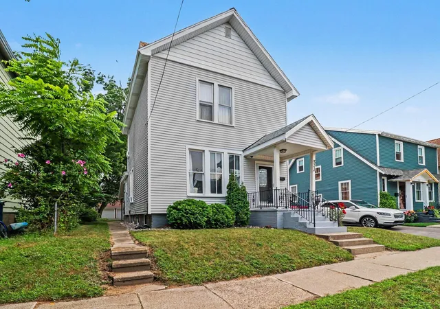 2nd image of 531 Fairview Ave, Manistee, MI 49660 | MLS# 67026041904