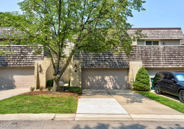Photo 1 of Sale Pending at 1277 Oakwood Ct, Rochester Hills, MI 48307 | MLS# 20261063520 | Listing updated on 2026-09-05