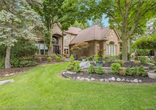 2nd image of 7398 Autumn Hill Dr, West Bloomfield, MI 48323 | MLS# 20261063527