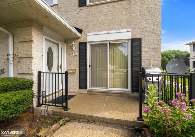 Listing Photo 4 - Condo for sale in building located at 8577 Hampshire Dr, Sterling Heights, MI 48313