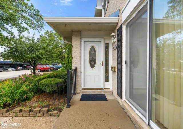 Listing Photo 5 - Condo for sale in building located at 8577 Hampshire Dr, Sterling Heights, MI 48313