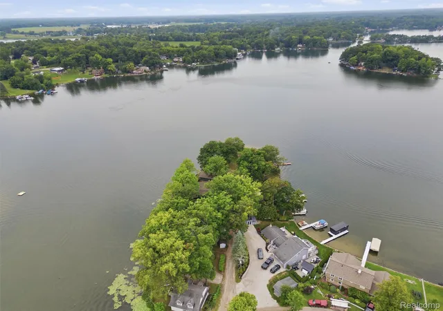 Photo 3 of Single family home for sale at 7389 Selma Dr, Fenton, MI 48430 | MLS# 20261063549 | Listing updated on 2026-09-06