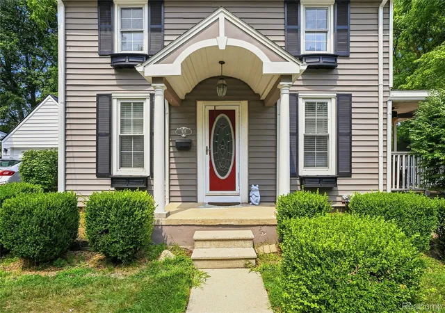 Photo 3 of Single family home for sale at 915 Main St, Fenton, MI 48430 | MLS# 20261063554 | Listing updated on 2026-09-06