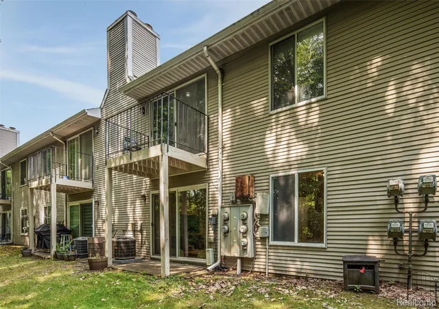 Listing Photo 2 - Condo for sale in building located at 31444 Orch Creek, Farmington Hills, MI 48334 - Unit #