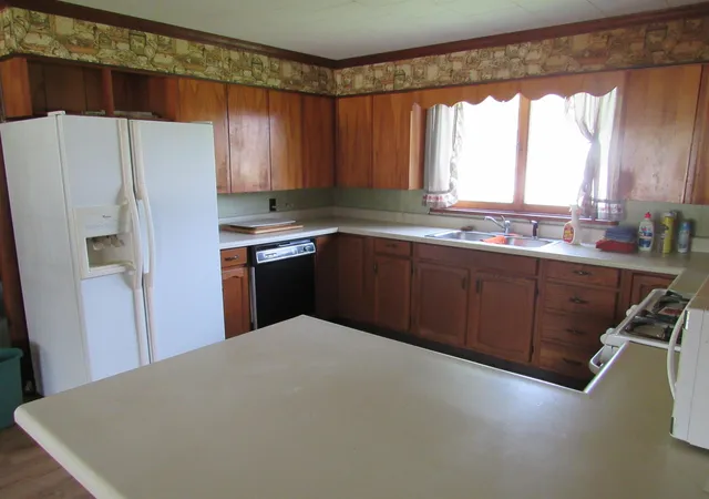 3rd image of 902 Fourth St, Tawas City, MI 48763 | MLS# 77080072206