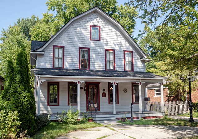 Photo 1 of Sale Pending at 194 Moross Rd, Grosse Pointe Farms, MI 48236 | MLS# 58050218137 | Listing updated on 2026-09-14
