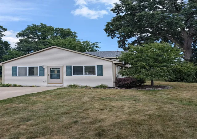 Photo 1 of Single family home for sale at 901 S Winding Dr, Waterford, MI 48328 | MLS# 58050218138 | Listing updated on 2026-08-25