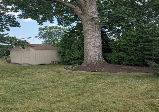Photo 3 of Single family home for sale at 901 S Winding Dr, Waterford, MI 48328 | MLS# 58050218138 | Listing updated on 2026-08-25