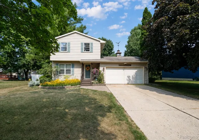 Photo 3 of Single family home for sale at 605 Autumn Dr, Flushing, MI 48433 | MLS# 20261063599 | Listing updated on 2026-09-06
