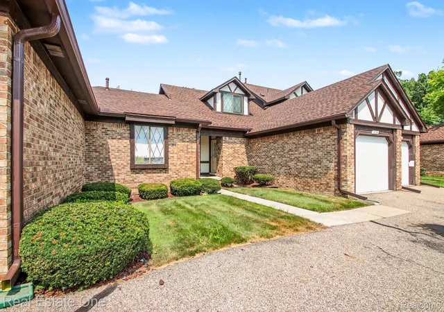 Listing Photo 2 - Condo for sale in building located at 3326 Heritage Pkwy, Dearborn, MI 48124
