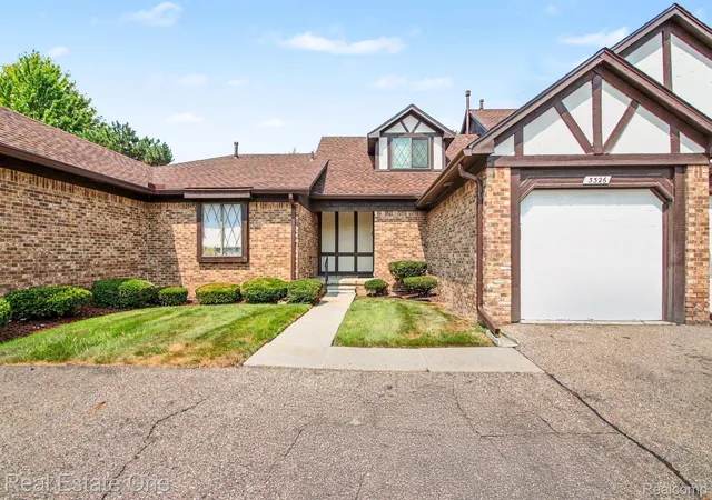 Listing Photo 3 - Condo for sale in building located at 3326 Heritage Pkwy, Dearborn, MI 48124