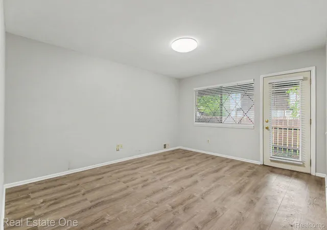 Listing Photo 4 - Condo for sale in building located at 3326 Heritage Pkwy, Dearborn, MI 48124