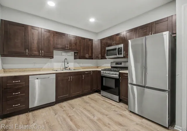 Listing Photo 5 - Condo for sale in building located at 3326 Heritage Pkwy, Dearborn, MI 48124