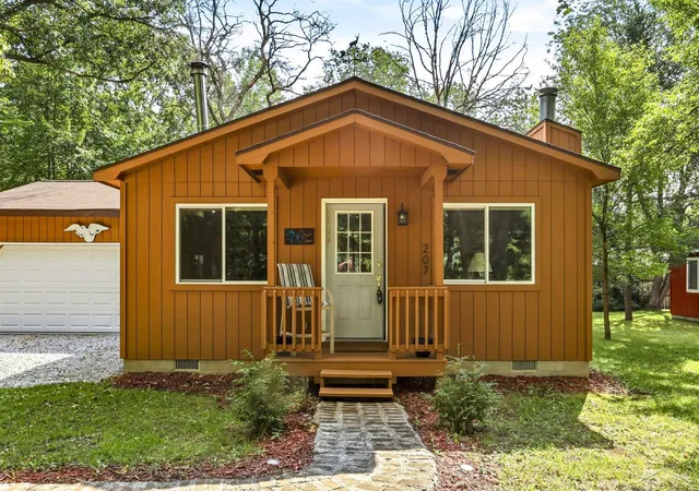 2nd image of 207 Butterfield Ln, Houghton Lake, MI 48629 | MLS# 61050218155