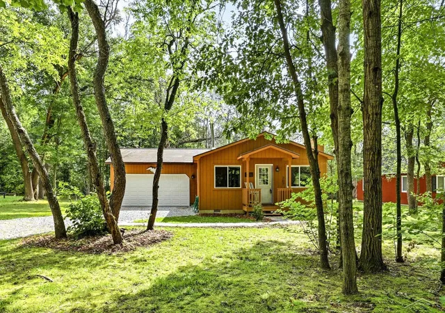 3rd image of 207 Butterfield Ln, Houghton Lake, MI 48629 | MLS# 61050218155