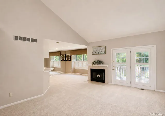 Listing Photo 4 - Condo for sale in building located at 1168 Fairways Blvd, Troy, MI 48085