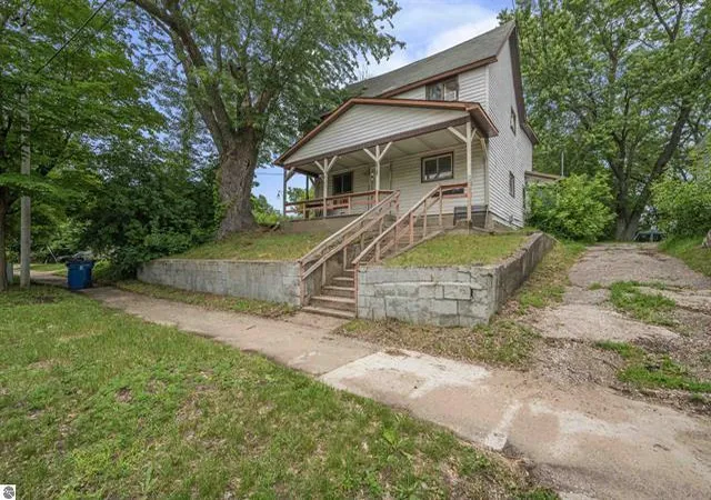 Photo 3 of Multi family home for sale at 411 S Simon St #1, Cadillac, MI 49601 | MLS# 72026042024 | Listing updated on 2026-08-17