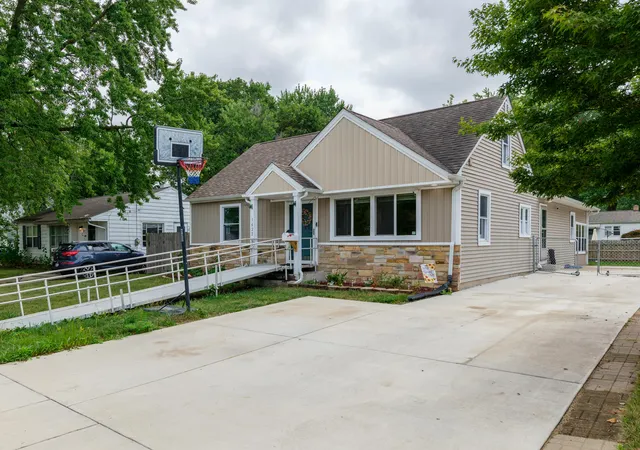 Photo 1 of Sale Pending at 1622 Homecrest Ave, Kalamazoo, MI 49001 | MLS# 66026042030 | Listing updated on 2026-08-20