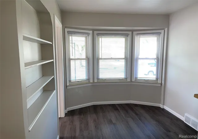 Photo 4 of Single family home for sale at 940 Saint Johns Blvd, Lincoln Park, MI 48146 | MLS# 20261063666 | Listing updated on 2026-08-14