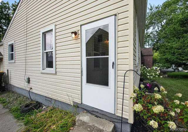 Photo 3 of Single family home for sale at 35259 Currier St, Wayne, MI 48184 | MLS# 20261063667 | Listing updated on 2026-08-14