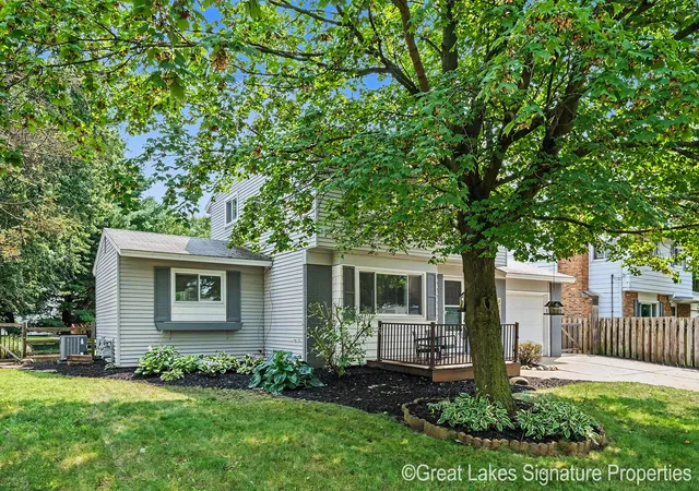 2nd image of 8282 Courtland Dr Ne, Rockford, MI 49341 | MLS# 65026042045