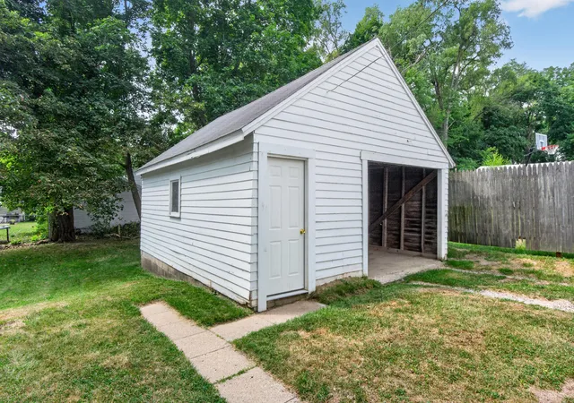 Photo 3 of Single family home for sale at 135 E Mansion, Jackson, MI 49203 | MLS# 55026042049 | Listing updated on 2026-09-17