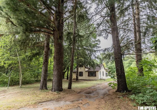 Photo 2 of Single family home for sale at 5924 E Sternberg Rd, Fruitport, MI 49415 | MLS# 71026042052 | Listing updated on 2026-10-06
