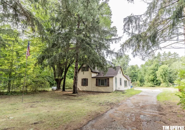 Photo 3 of Single family home for sale at 5924 E Sternberg Rd, Fruitport, MI 49415 | MLS# 71026042052 | Listing updated on 2026-10-06