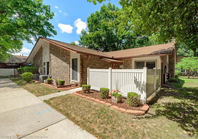 Listing Photo 2 - Condo for sale in building located at 37587 Barkridge Cir, Westland, MI 48185