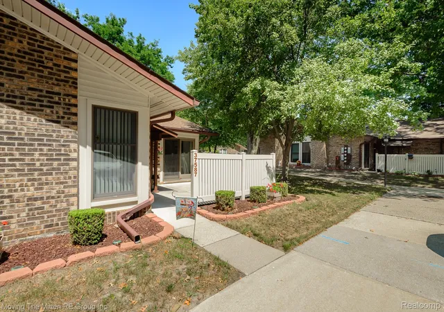 Listing Photo 3 - Condo for sale in building located at 37587 Barkridge Cir, Westland, MI 48185