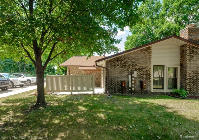 Listing Photo 4 - Condo for sale in building located at 37587 Barkridge Cir, Westland, MI 48185