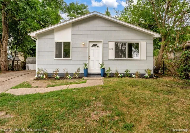 Photo 4 of Single family home for sale at 828 Sarasota Ave, Pontiac, MI 48340 | MLS# 20261063711 | Listing updated on 2026-10-10