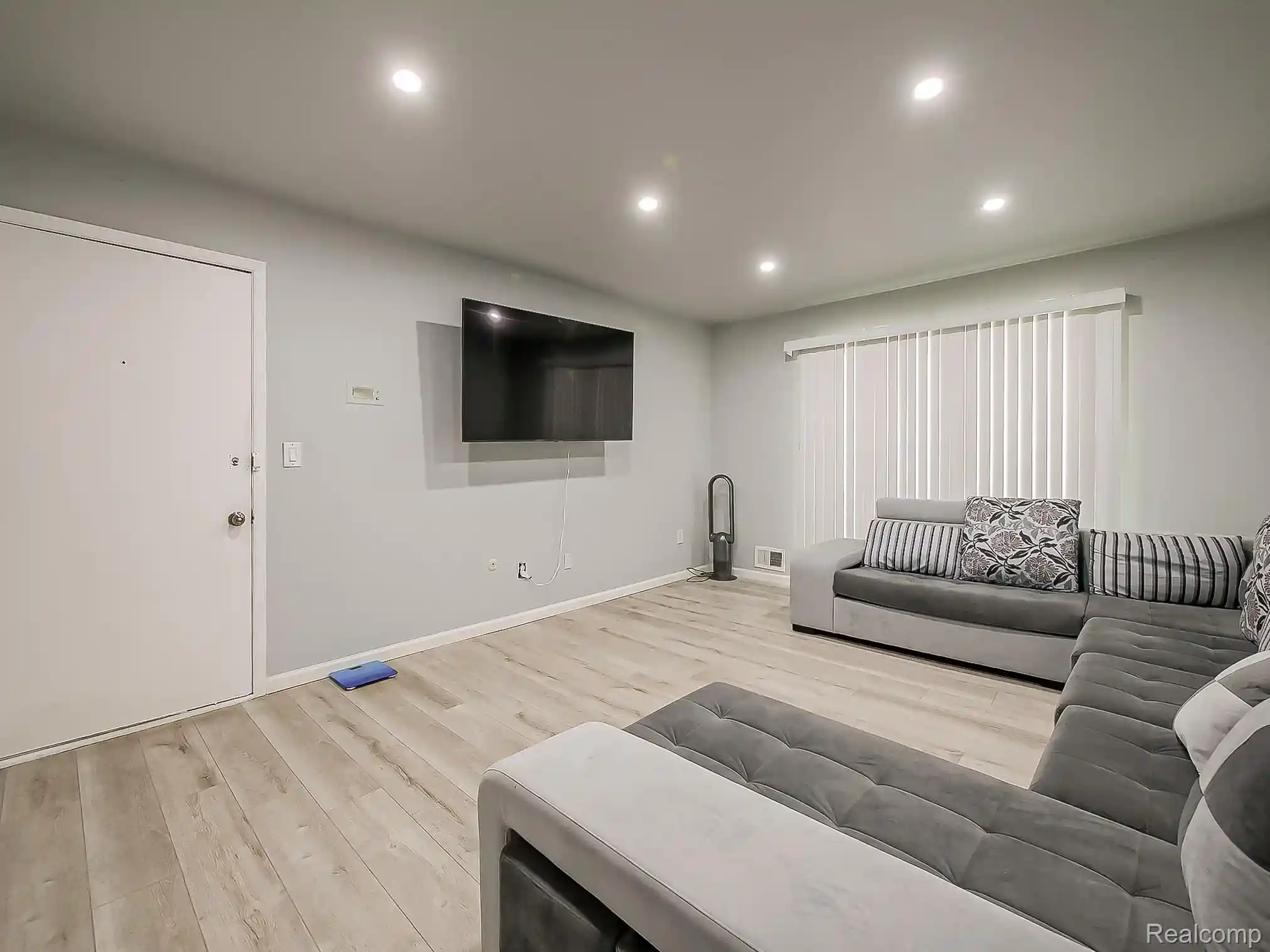 Listing Photo 2 - Condo for sale in 29101 Hayes Rd located at 29101 Hayes Rd, Warren, MI 48088 - Unit 29101 Hayes Rd