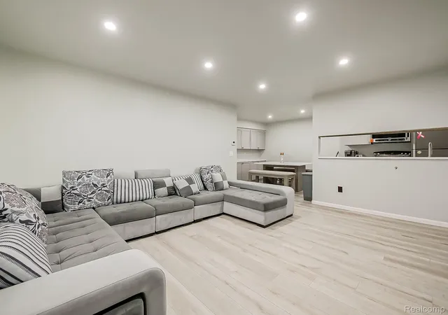 Listing Photo 4 - Condo for sale in building located at 29101 Hayes Rd, Warren, MI 48088
