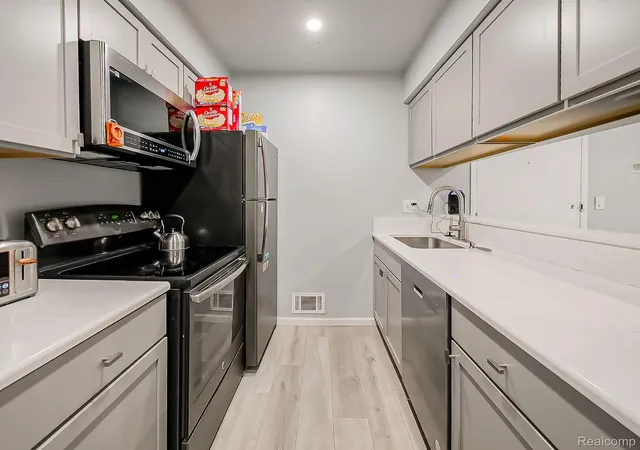 Listing Photo 5 - Condo for sale in building located at 29101 Hayes Rd, Warren, MI 48088