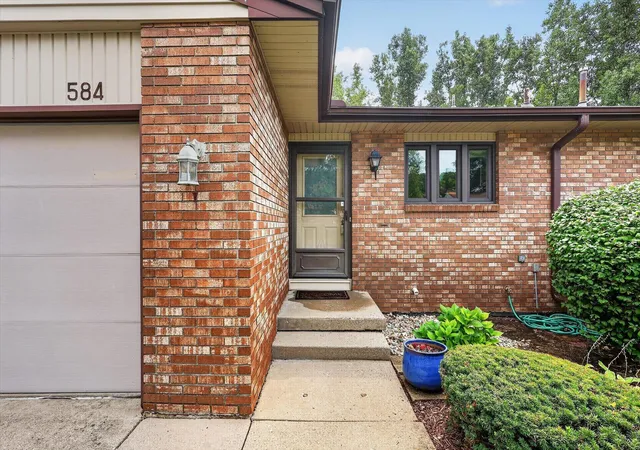 Listing Photo 3 - Condo for sale in building located at 584 Gardenview Dr SW, Byron Center, MI 49315
