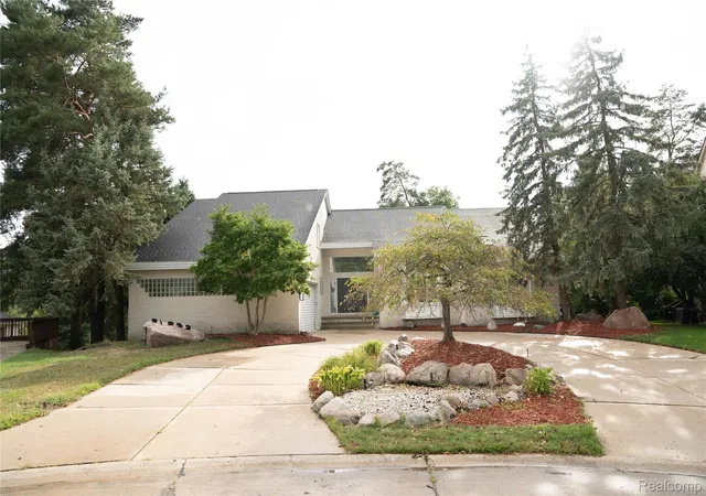 Photo 2 of Single family home for sale at 31033 Evergreen Ct, Farmington Hills City Oakland, MI 48331 | MLS# 20261063748 | Listing updated on 2026-09-06