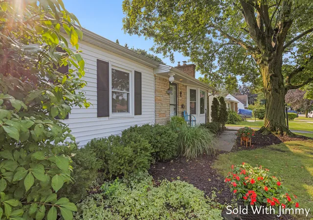 Photo 2 of Single family home for sale at 1744 Woodward Ave Se, Grand Rapids, MI 49506 | MLS# 65026042107 | Listing updated on 2026-08-25
