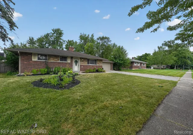 Photo 2 of Single family home for sale at 3476 Levee St, Waterford, MI 48329 | MLS# 20261063790 | Listing updated on 2026-09-14