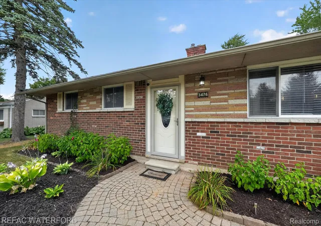 Photo 3 of Single family home for sale at 3476 Levee St, Waterford, MI 48329 | MLS# 20261063790 | Listing updated on 2026-09-14
