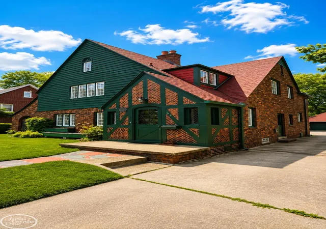 Photo 3 of Single family home for sale at 140 S Wilson Blvd, Mount Clemens, MI 48043 | MLS# 58050218238 | Listing updated on 2026-09-04